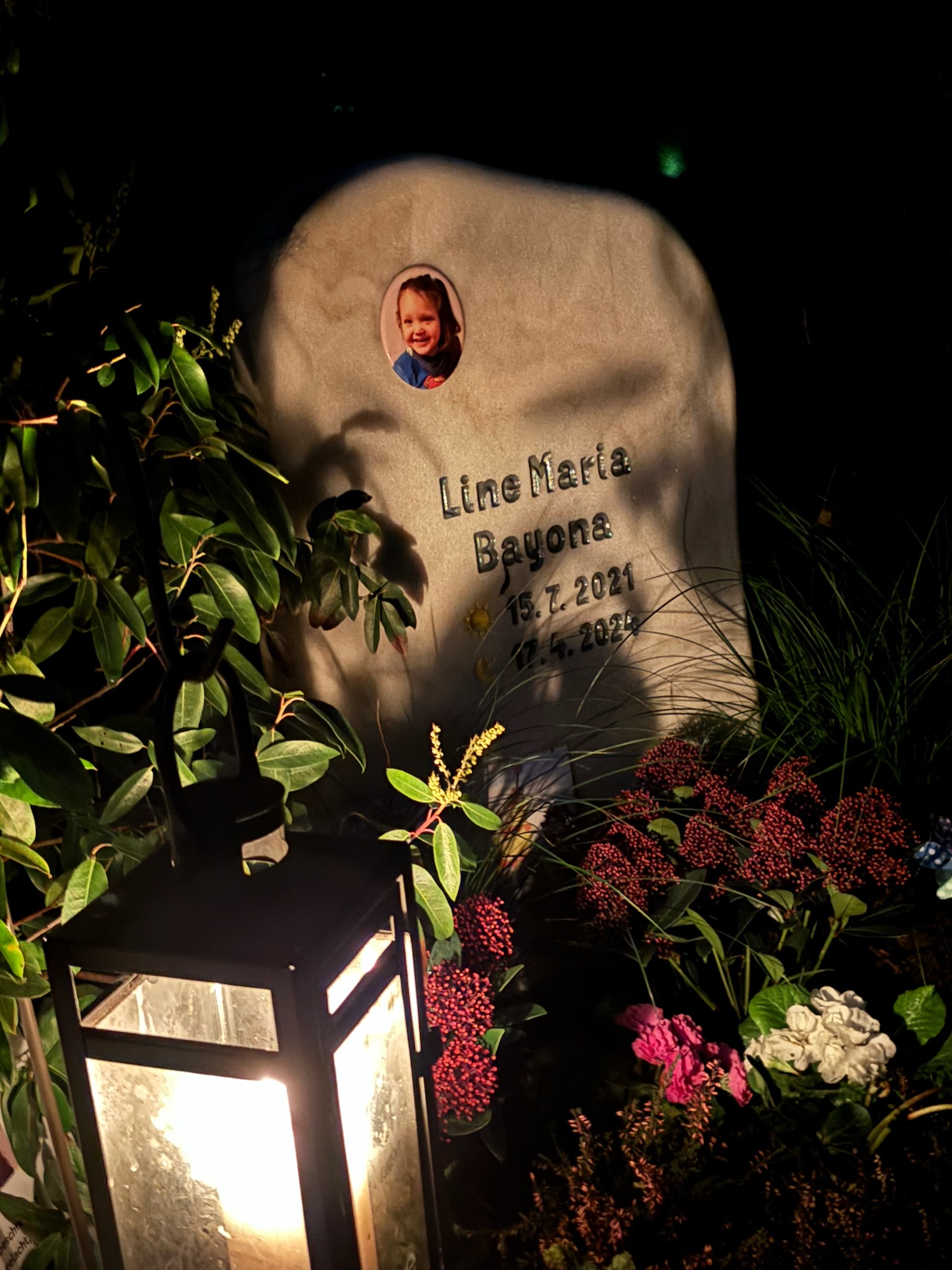 Lines Grabstein ist da! Mit dem Grabstein ist die Herrichtung von Lines Ruhestätte abgeschlossen - die Trauer und das Gedenken an Line sind es natürlich nicht.