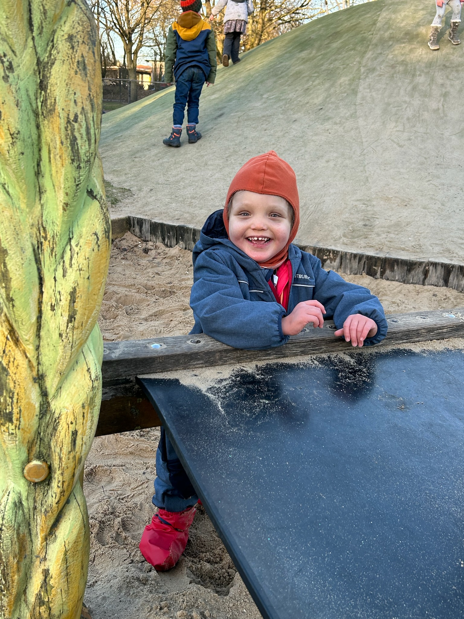 Line auf dem Spielplatz, sie steht an einem Spielgerät